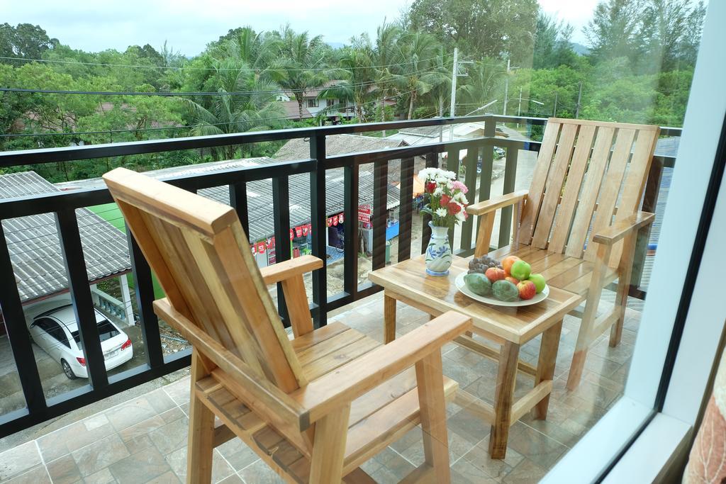 Chatin Guesthouse Khao Lak Exteriör bild