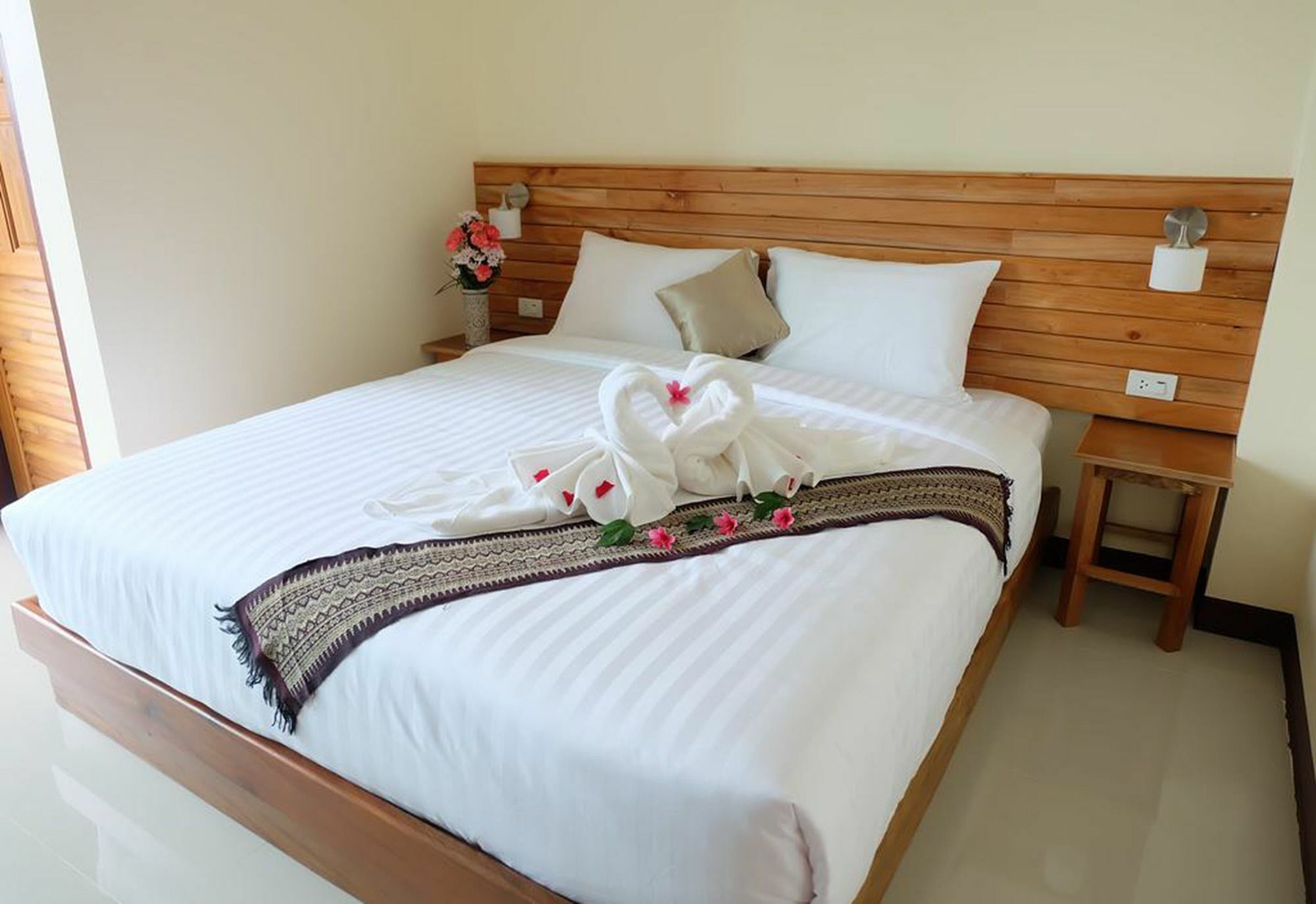 Chatin Guesthouse Khao Lak Exteriör bild